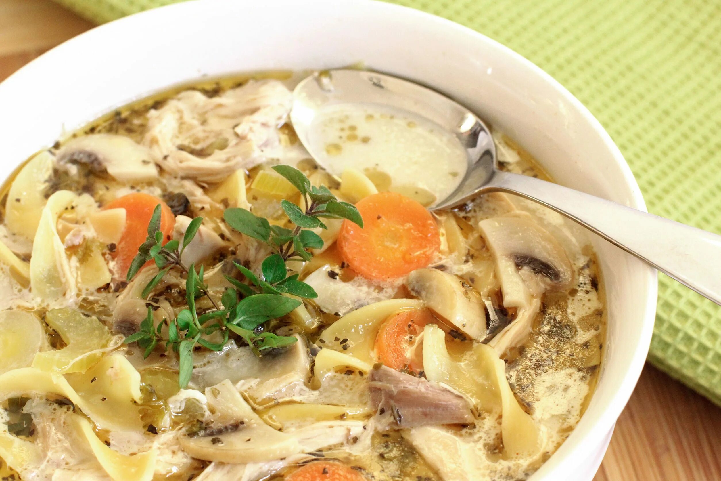Суп курица с грибами и картошкой. Суп лапша грибная. Грибной суп с домашней лапшой. Курино грибной суп. Лапша домашняя с грибами.
