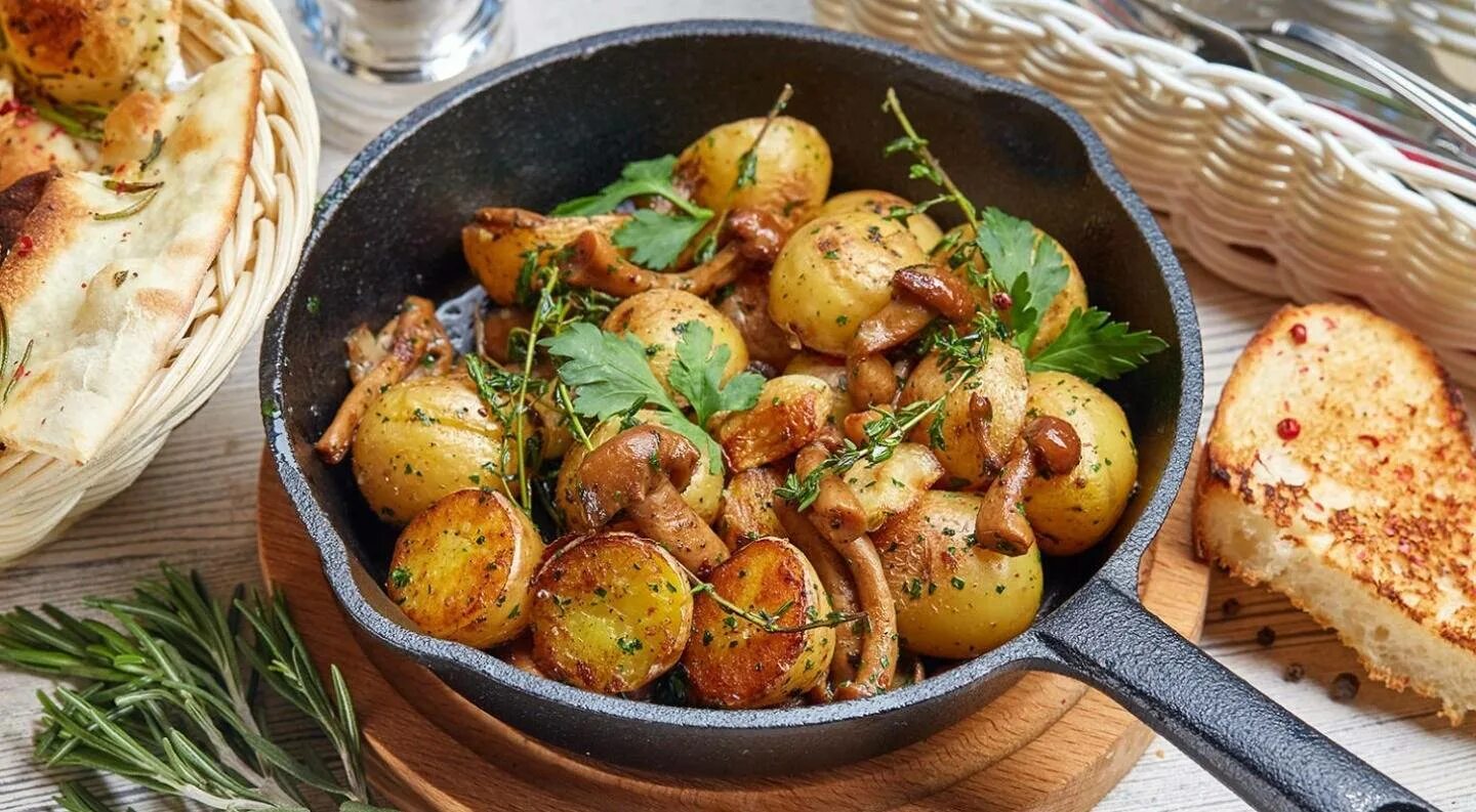 Пошаговые фото рецепты картошки. Блюда. Картофель запеченный с грибами. Аппетитная картошка с грибами. Картошка с опятами.