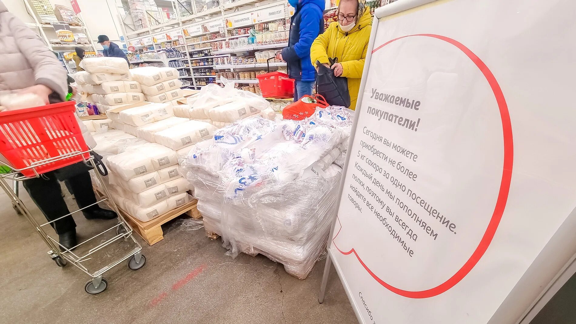 Продукты быстрого приготовления в магазине. Ограничение покупок в магазинах. Ограничение покупок в магазинах. Продукты на полке. Ограничение покупок в магазинах.