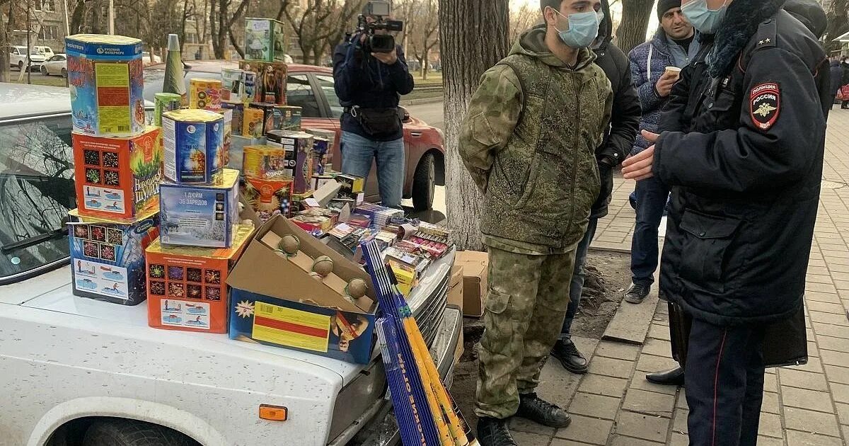 Продавец пиротехники. Незаконная торговля пиротехникой. оперативно-профилактическое мероприятие «пиротехника - фейерверк». продавец незаконный.