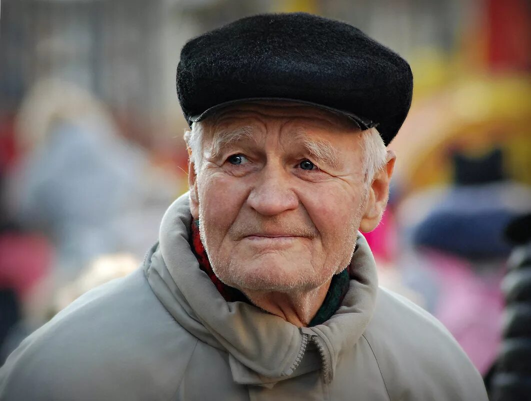 Дед заметить. Дед 80 лет. Дедушка артист. Дедушка Юрия. Фото дедушки 80 лет.