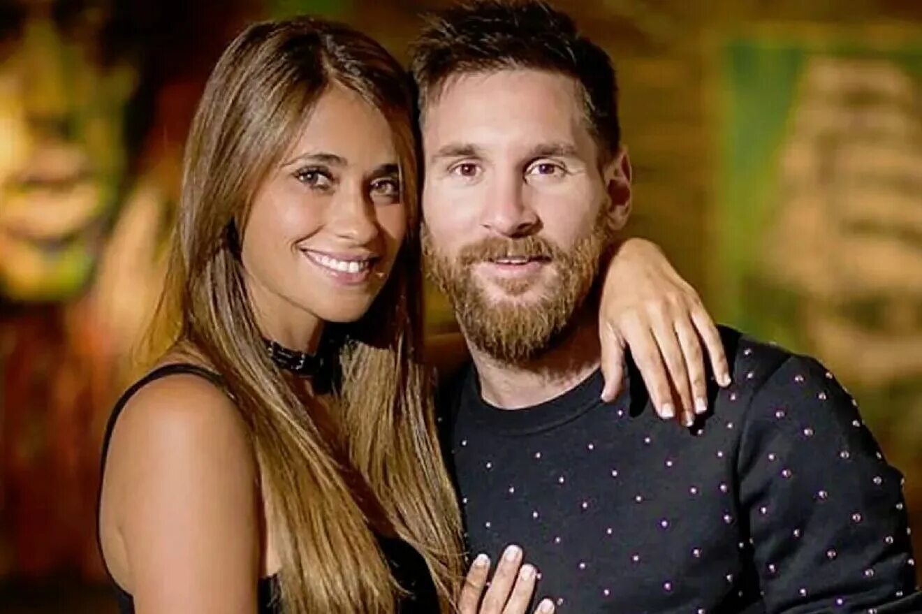 Are he with his wife. Лионель Месси и Антонелла Рокуццо. Жена Лео Месси. Lionel Messi Антонелла Рокуццо. Антонелла Рокуццо и Месси.