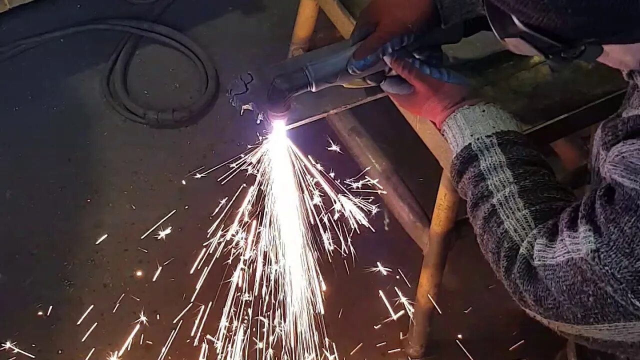 Горелка донмет 284. Плазменная резка металла. Резка металла видео. Сварка металла. Плазморез foxweld plasma 44.