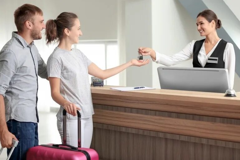 Служба guest relation в гостинице. Заселение в гостиницу. Администратор на ресепшене в гостинице. Брогирование номеров в отеле. Ресепшионист в гостинице.