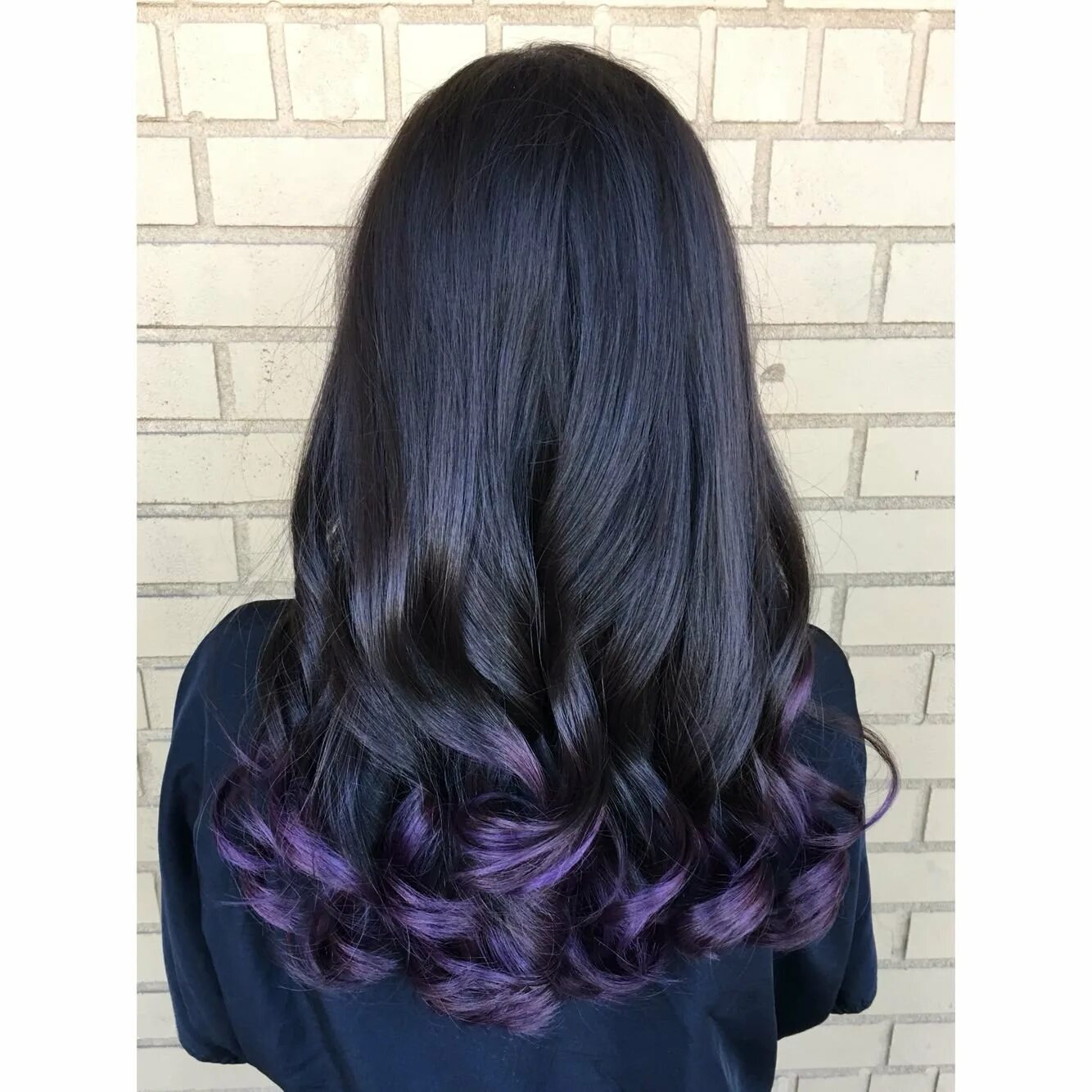 С оттенком помешательства. Тёмный цвет волос с фиолетовым оттенком. Пепельно розовые волосы. Волосы с фиолетовым отливом. Каштановый с фиолетовым отт.