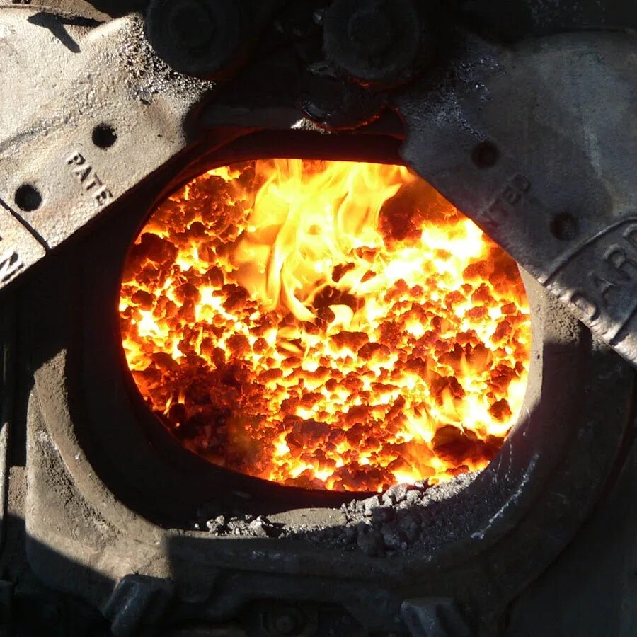 Уголь в печи. Уголь горит в топке. Печка для углей. Сгорание топлива. Горение топлива в котлах