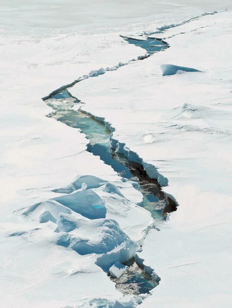 Трещины на льду. Потрескавшийся лёд на реке. Треснувший лед. Треснувший лед на реке. Трещина река