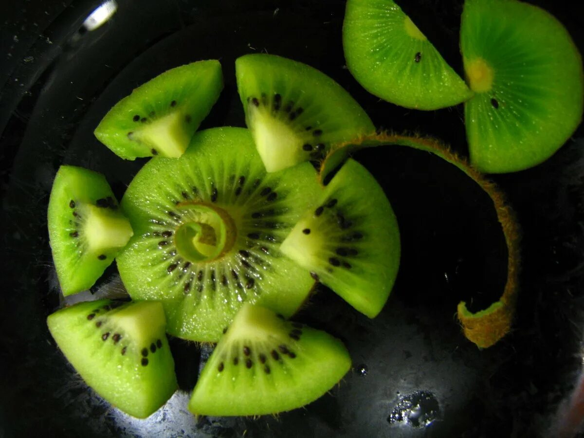 Красиво нарезать апельсин на стол. Красиво порезать киви. Простые нарезки из фруктов. Ананас киви банан мандарин. Фруктовая нарезка с киви.