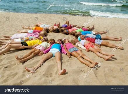 дети пляже без купальников.