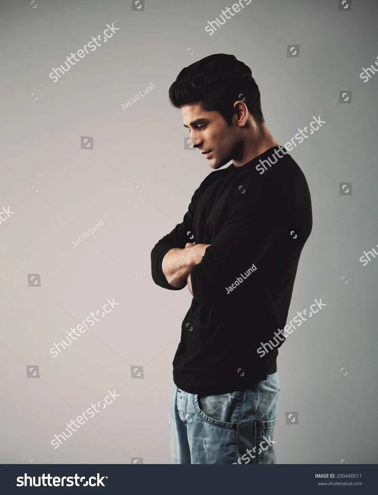 Человек вид с боку. Парень стоит боком. Руки в карманах вид сбоку. Люди стоящие боком. Мужчина стоит боком.