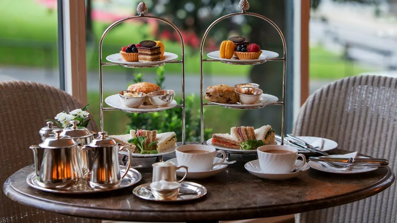 Стол в англии на чаепитии. Английское чаепитие сэндвичи. Английское чаепитие картинки. Чаепитие с пирожными в отеле плаза. Full afternoon tea not include.