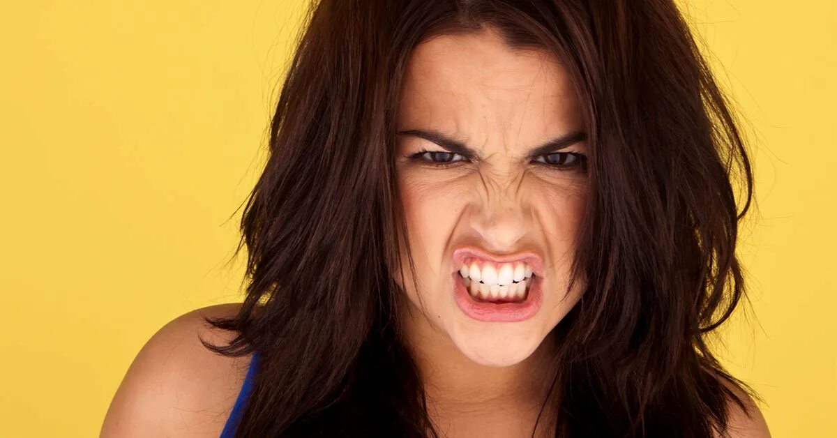 Гнев эмоция. Девушка в гневе. Злая девушка. Девушка в гневе. Кричащая женщина.
