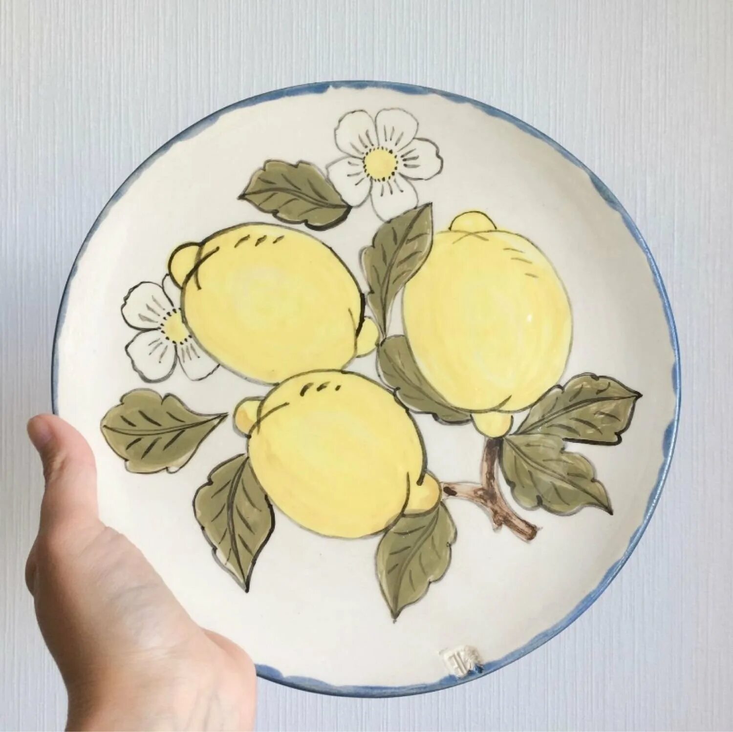 Тарелки с лимонами. Лимон на тарелке. Керамические тарелки с лимонами. Керамические тарелочки с лимоном. Тарелка лимон керамика.
