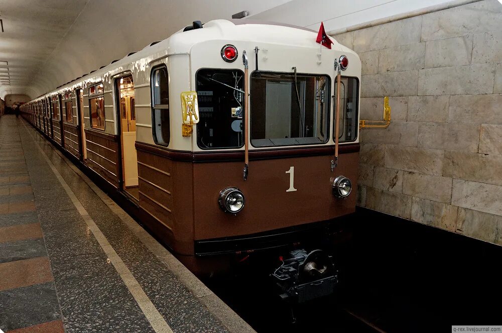 Ретропоезд Сокольники метро. Ретропоезд Сокольники вагон метро. Метровагон ретро поезд Сокольники. Поезд метрополитена ретропоезд. Ночной ретро поезд метро