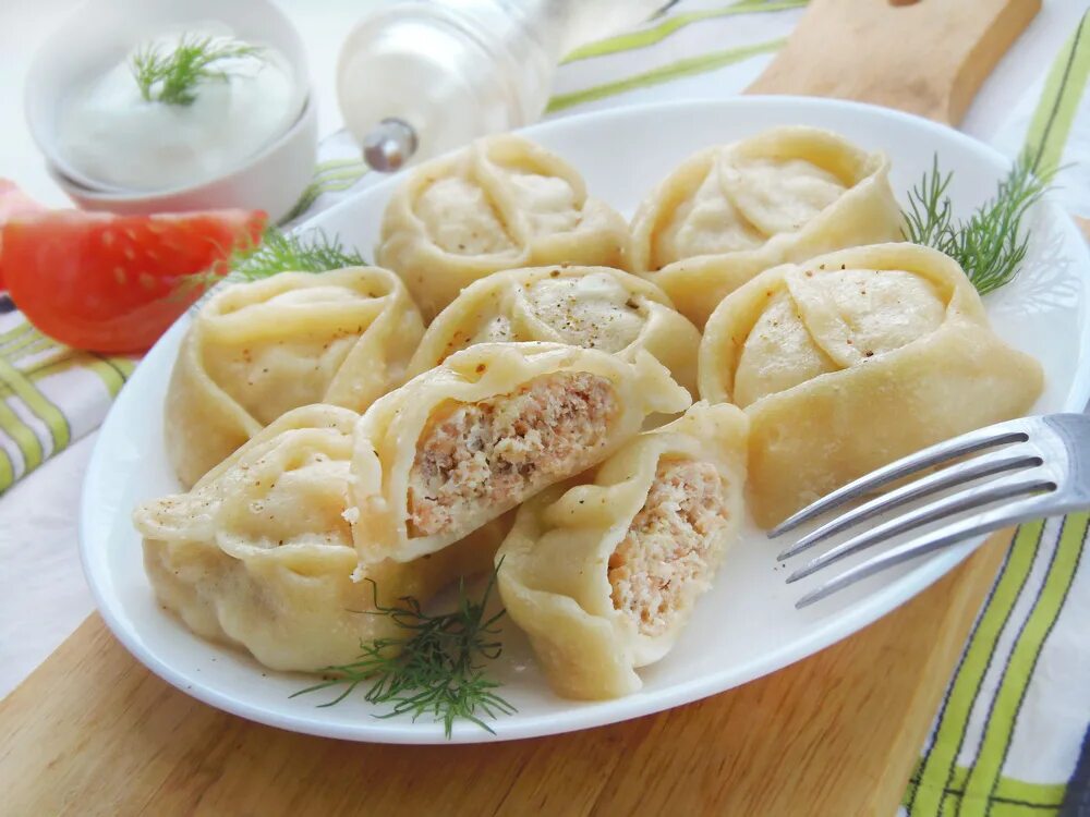 Манты что добавить в фарш. Манты. манта рыба. пельмени с мясом. пельмени на праздничном столе.