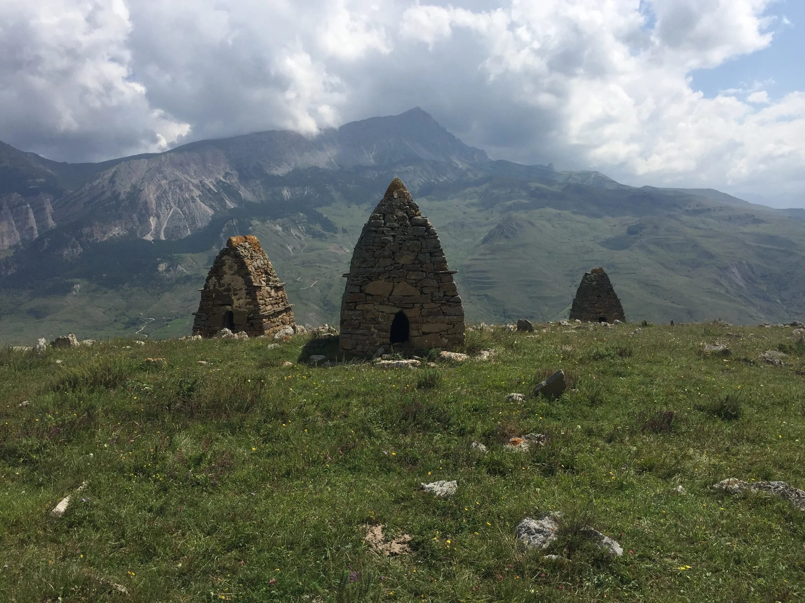 Нартский эпос туганов. Легенда осетии. Дигорское ущелье дзинага. Легенда осетии. Осетия даргавс некрополь.