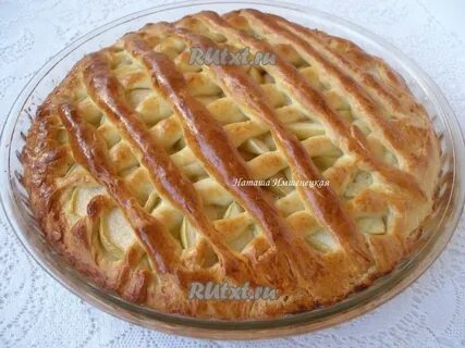 Открытый дрожжевой пирог с яблоками в духовке