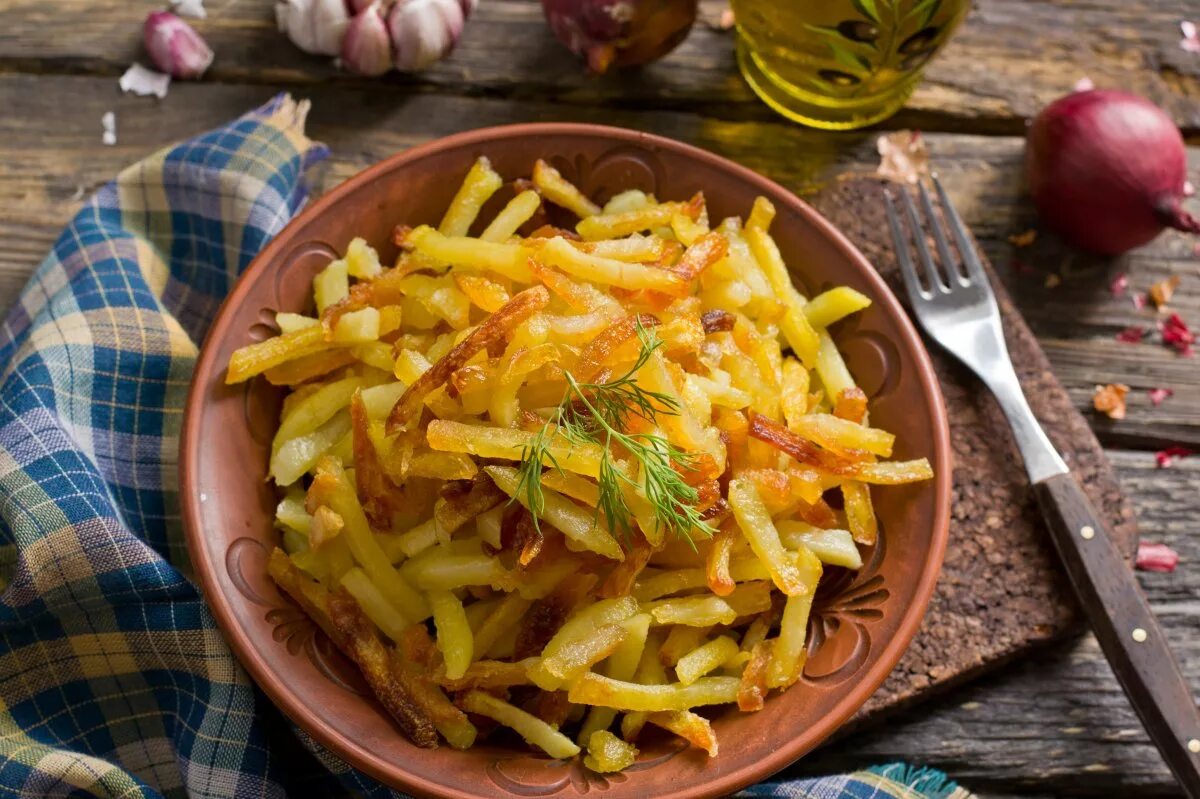 Жареная картошка с макаронами. Жареный картофель. Жареная картошка с корочкой. Аппетитная жареная картошка