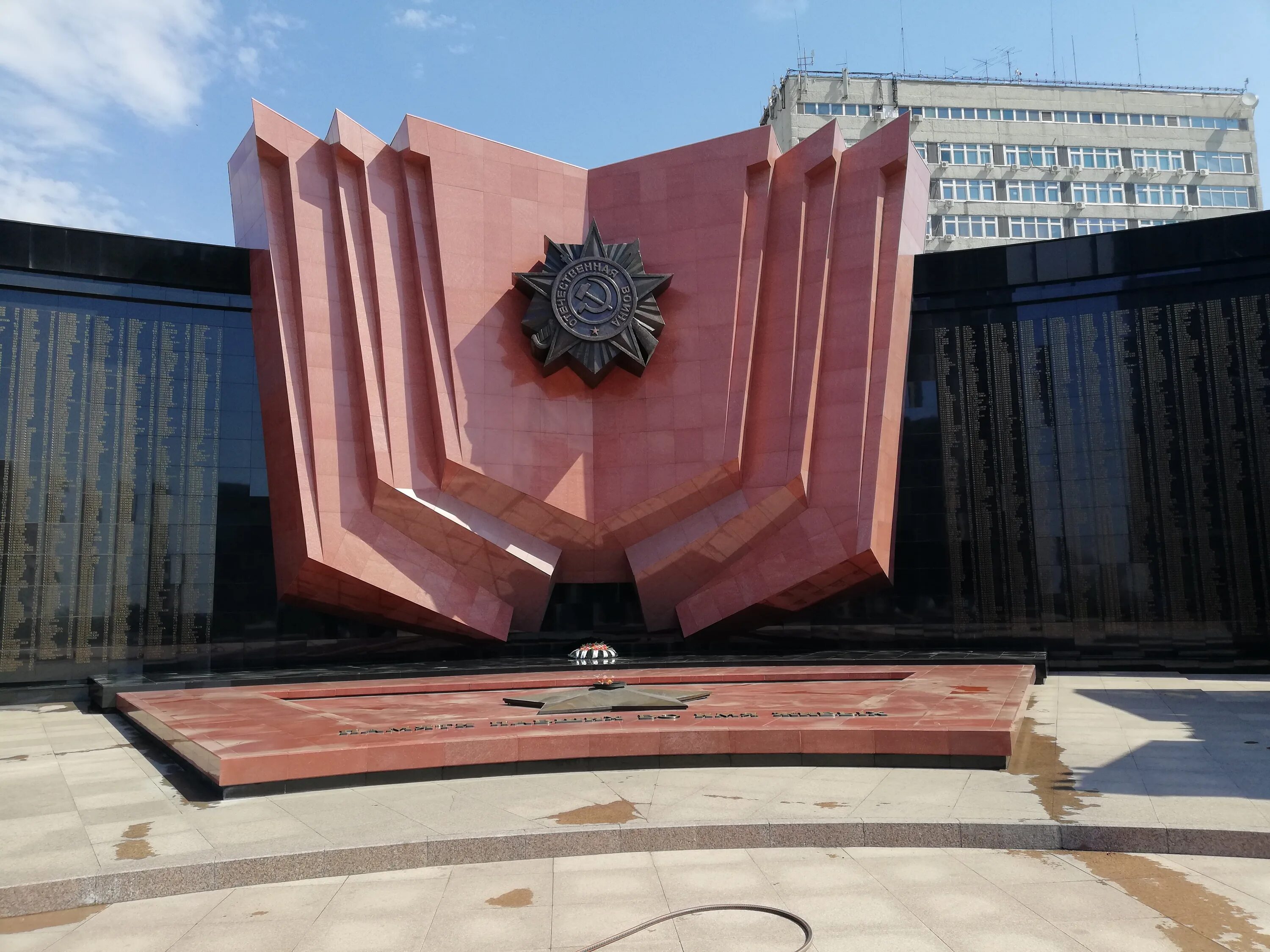 Мемориал на площади славы в хабаровске. Площадь славы хабаровск. Мемориальный комплекс вечный огонь хабаровск. Хабаровск вечный огонь площадь славы. Площадь славы хабаровск.