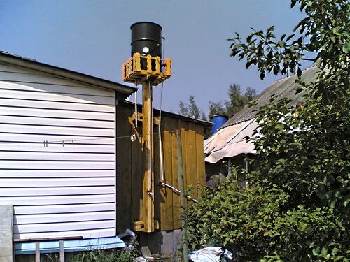 Бак на крыше летнего душа. Накопительный бак для душа с подогревом на даче. Бак для душа rostok 250 л с подогревом и лейкой в седан. Летний душ с бочкой 200 литров. Монтаж бака для душа на даче.