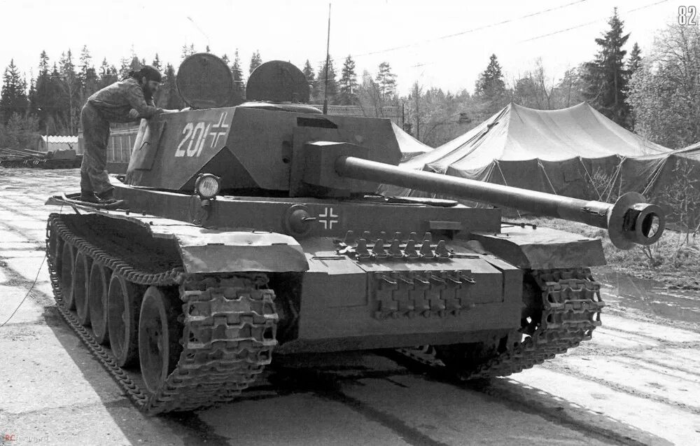 Немецкие танки в советских фильмах. Тигр т-44. Танк тигр т44. Т44 танк в роли тигра. Танк тигр Мосфильма.