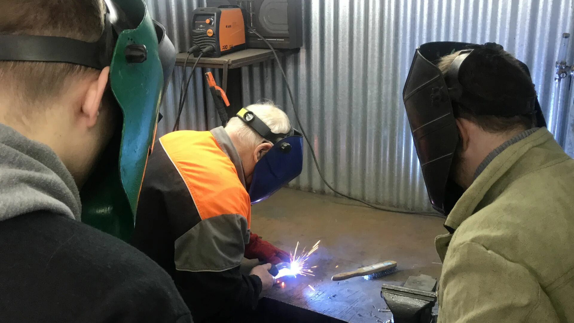 Профессия столяр. Слесарь кипиа. Слесарь ремонтник промышленного оборудования. Слесарная практика в колледже. Слесарь механосборочных.