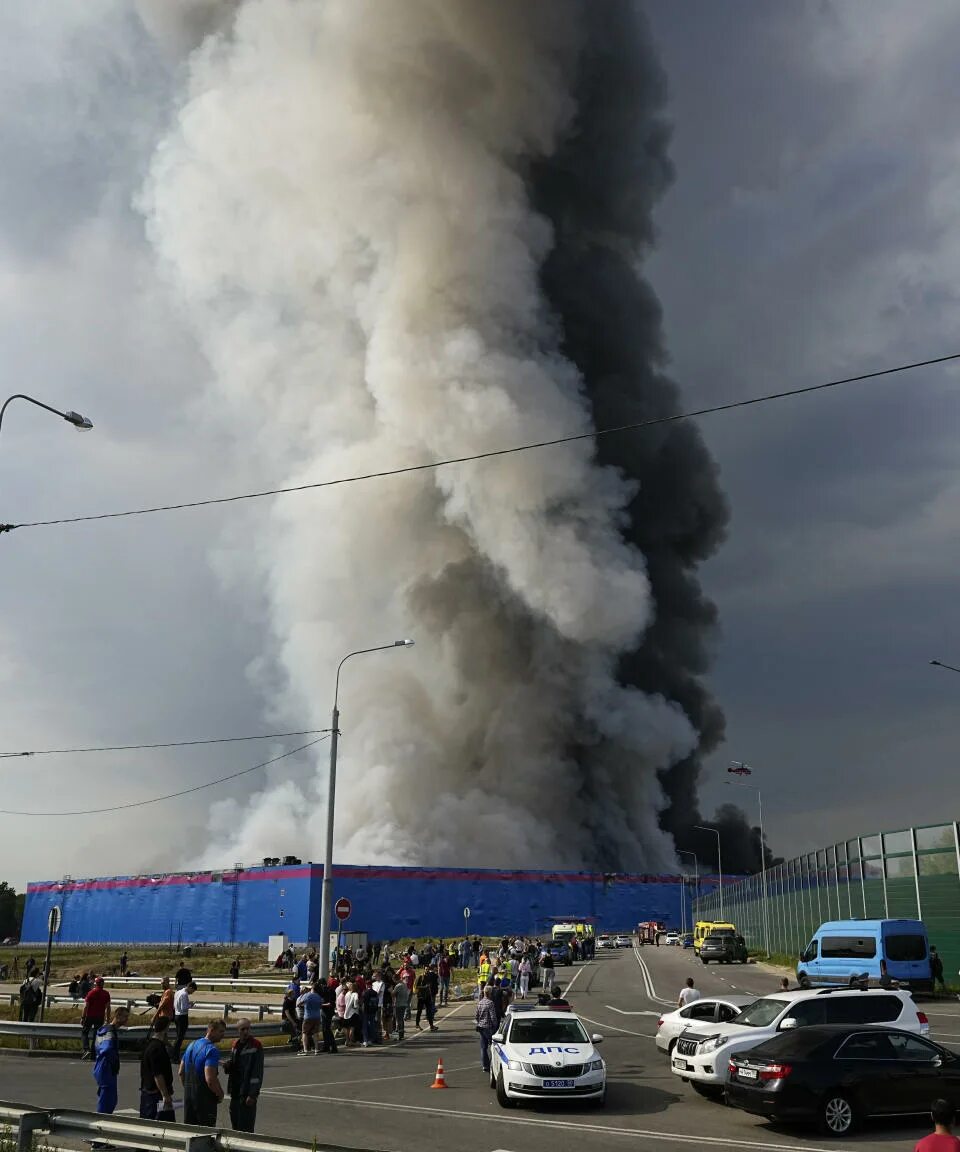 Пожар новая сейчас. Пожар в мосрентгене сейчас. Пожар на новой риге сегодня. Сгоревший дом и новая дорога. Склад озон новая рига пожар.