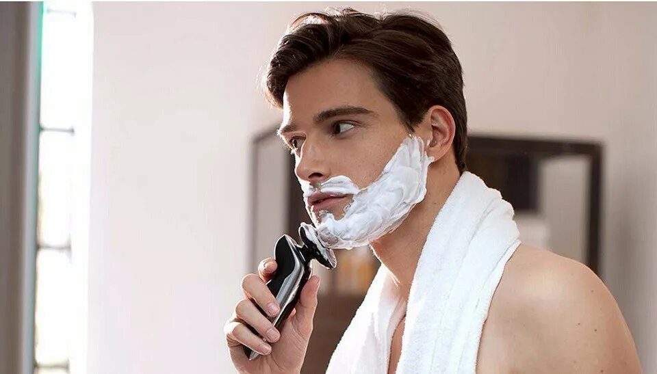 сон бриться во сне мужчине станком. парень бреется. сон бриться во сне мужчине станком. бритье в парикмахерской. сон бриться во сне мужчине станком.