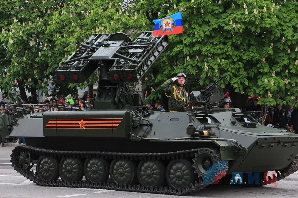 Техника лнр. Техника лнр. Украинская военная техника. Лнр парад техники. Луганск достопримечательности.