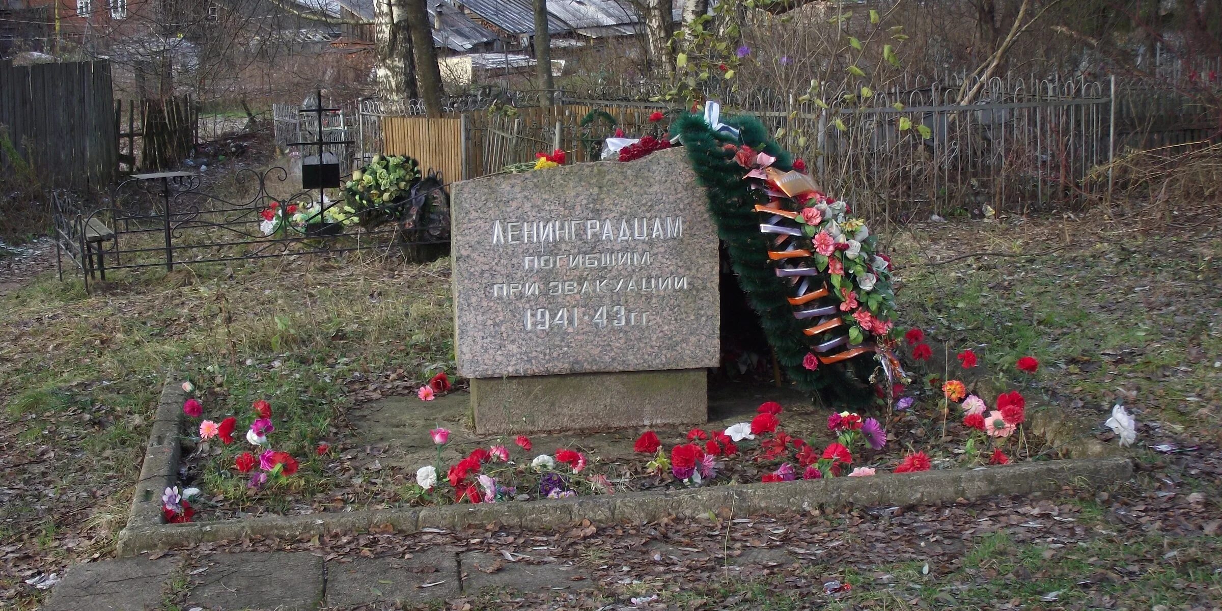 Тихвин захоронения. Памятник детям погибшим тихвин 1941. Братское кладбище тихвин. Мемориальный комплекс братское кладбище тихвин. Братское кладбище тихвин.
