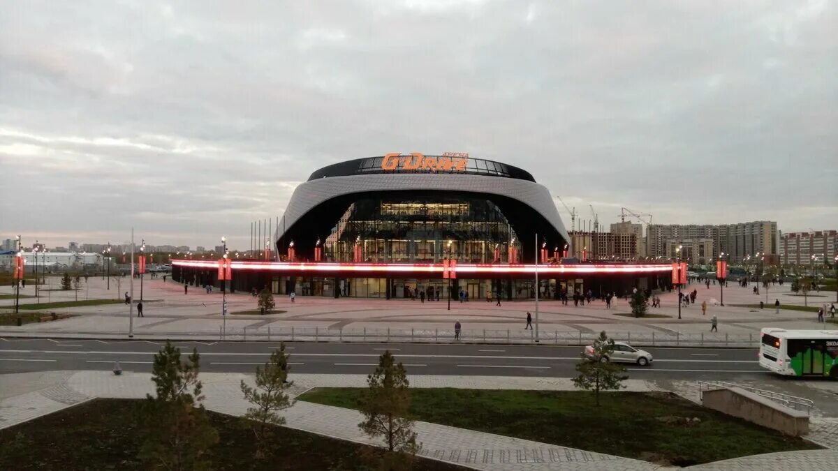 Axeum томск. Открытие арены омск. Aiatalanta g omsk что это. Крыша музыкального театра омск. Стадион омск арена.