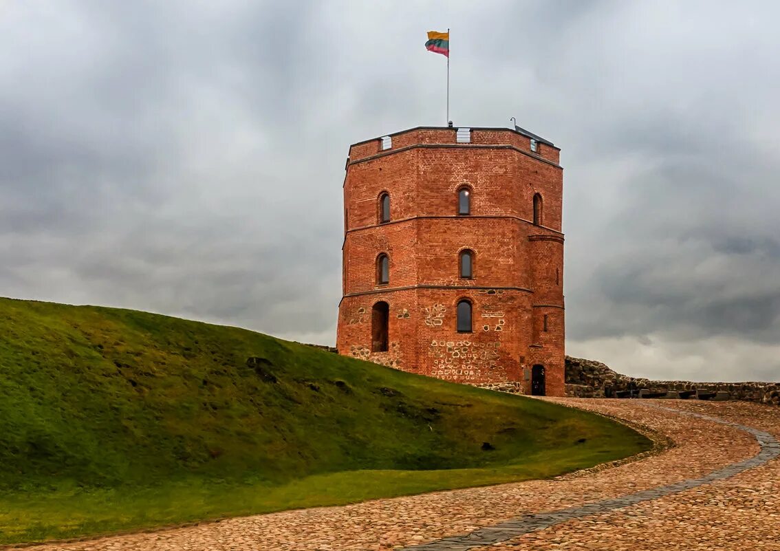 Литва башня. Замок гедиминаса в вильнюсе. Башня гедиминаса (гедимина), литва, вильнюс. Литва башня. Башня гедимина.