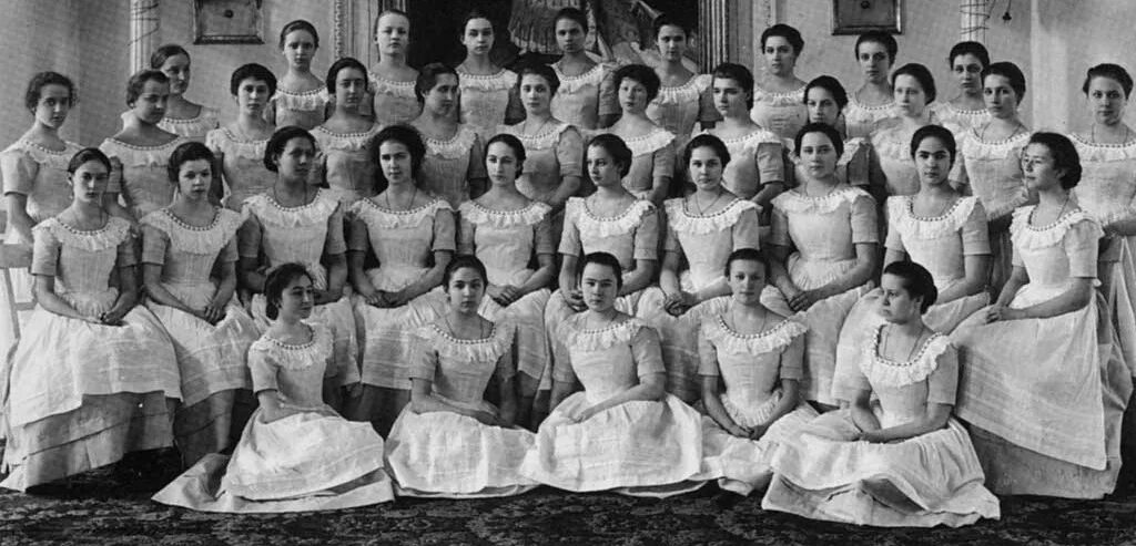 Институт благородных девиц в санкт-петербурге 18 век. Первый институт благородных девиц. Первый институт благородных девиц. Смольный институт благородных девиц. Смольный институт благородных девиц при екатерине 2.