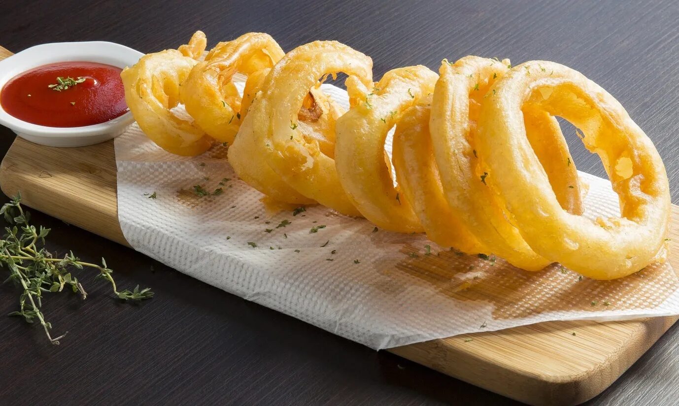 луковые колечки. луковые колечки (onion rings,. луковые кольца. луковые кольца в кляре во фритюре. жареные луковые кольца.