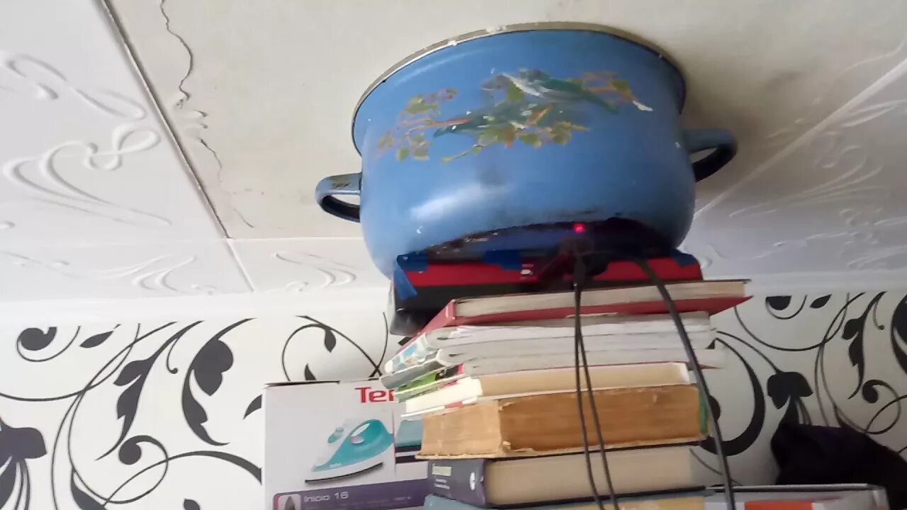 Как достать соседа сверху. Музыкальная кастрюля для соседа сверху. Приспособление для шумных соседей. Месть шумевшем соседям снизу. Стукалка для соседей сверху.