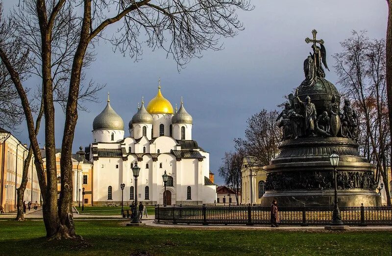 Памятники культуры россии фото. Великий Новгород тысячелетие России Софийского собора. Памятник в Кремле Великого Новгорода. Новгород храм Святой Софии памятник 1000 летия.