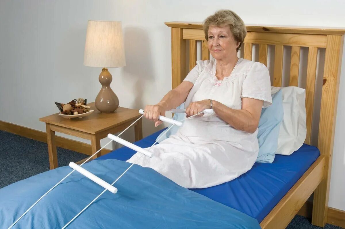 Уход за лежачими после инсульта. Приспособления для лежачих больных. Приспособление для кровати для лежачих. Веревочная лестница для лежачих больных. Приспособления для ухода за лежачими больными.