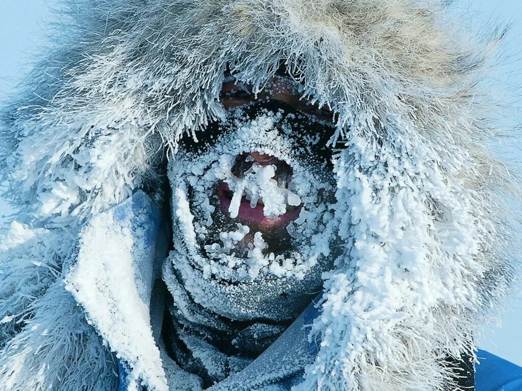 Убегай сильный мороз. Зарезший человек. Морозное лицо.