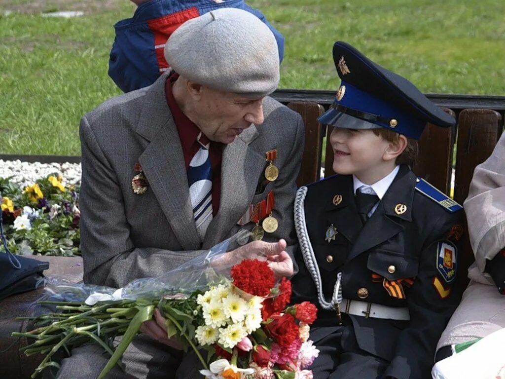День победы поколения. Цветы ветеранам. Память победы. С днём победы 9 мая. Историческая память связь поколений.