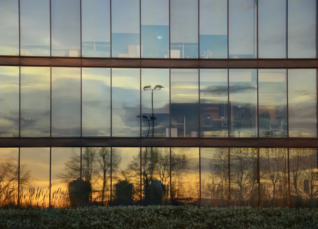 Отражение города в стекле. Стеклянные высотки. Отражение в стекле. Отражение стекла. Отражение стекло.