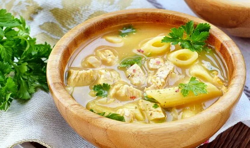 Суп с макаронами и тушенкой. Макаронный суп со свининой. суп с молодой картошкой. шурпа с вермишелью. суп с макаронами и картошкой название.