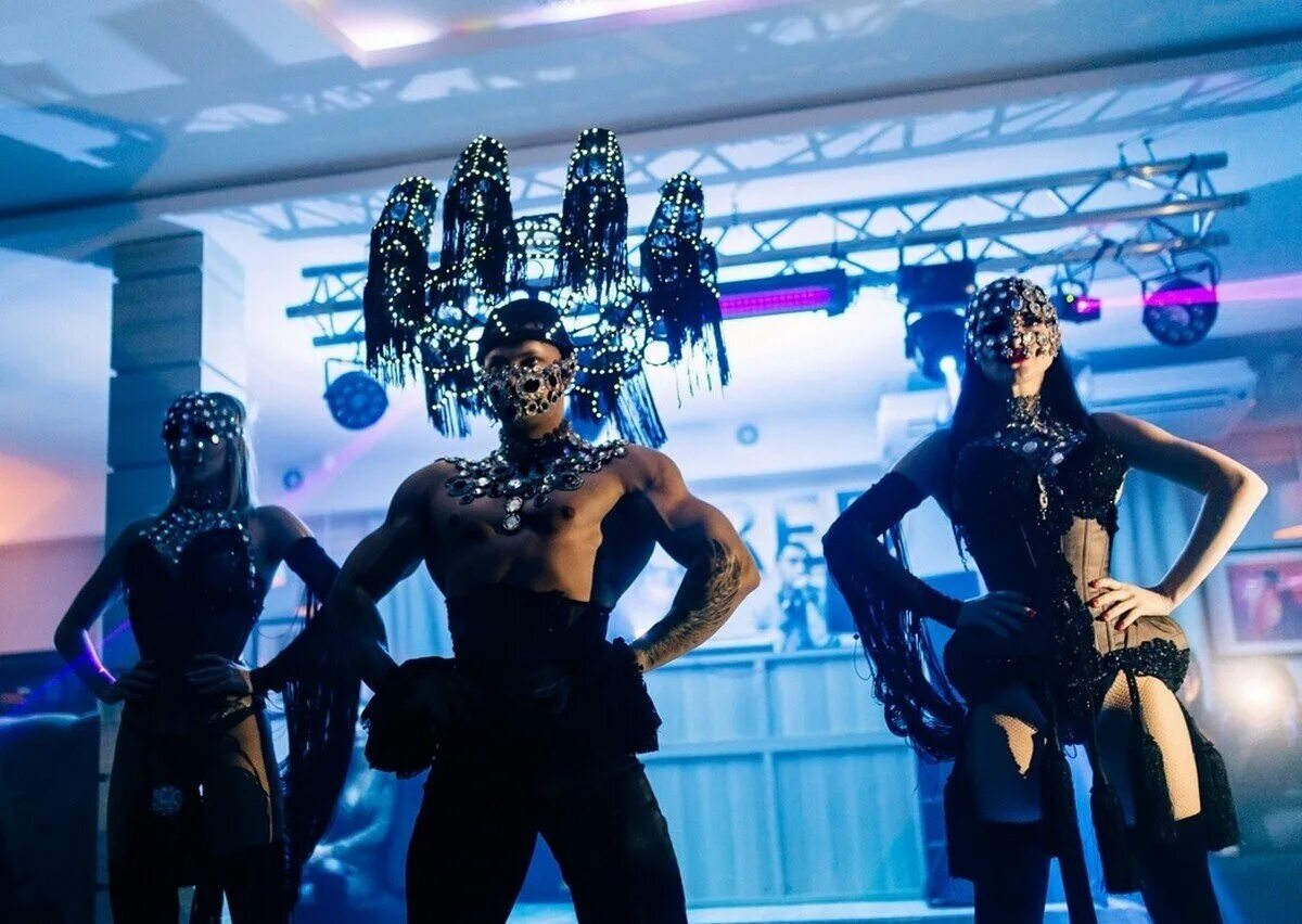 Полнометражное шоу. Emily mccarthy. Цирк дю солей амалуна. Полнометражное шоу. Art show световое шоу.