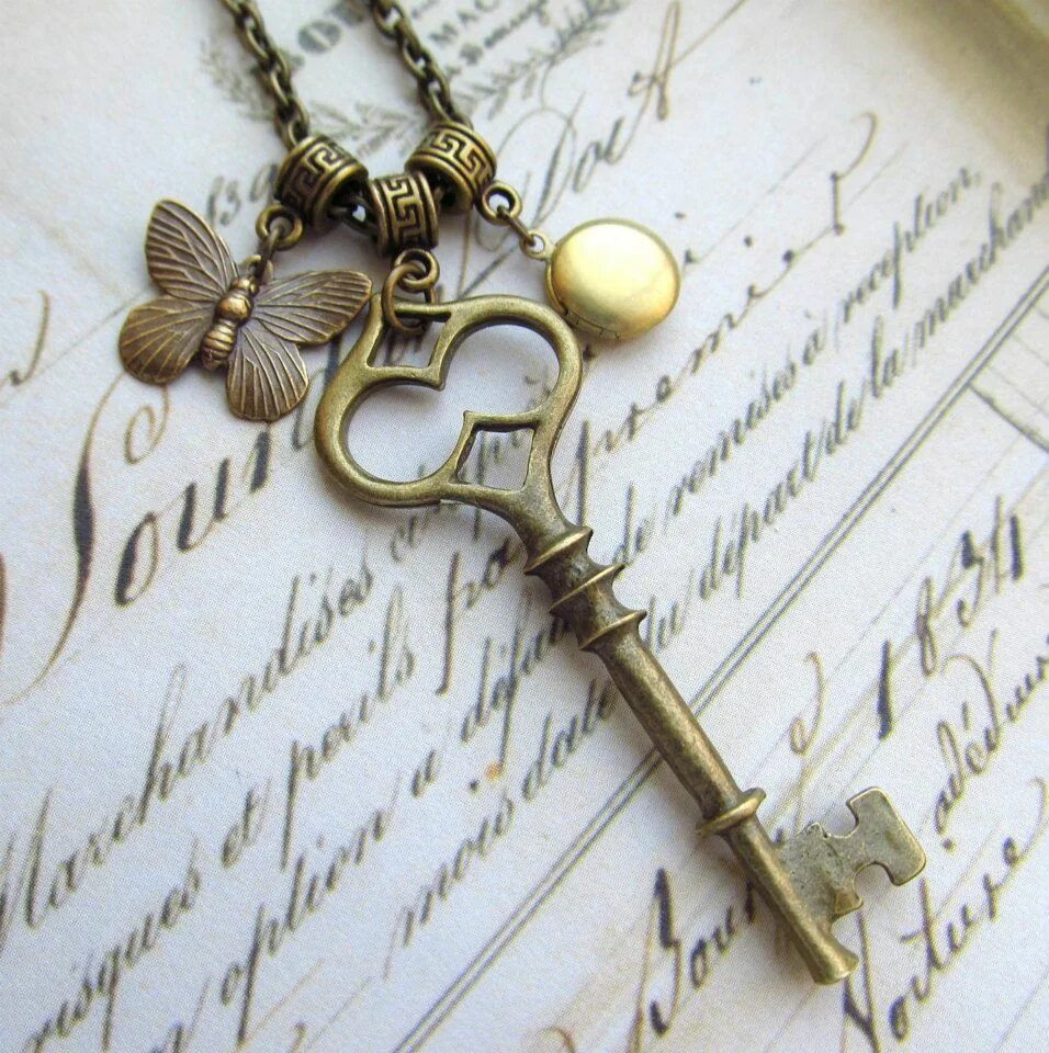 Старинный ключ. Волшебный ключ. Красивый ключ со змеей. Сердечко с ключиком. Ключ.