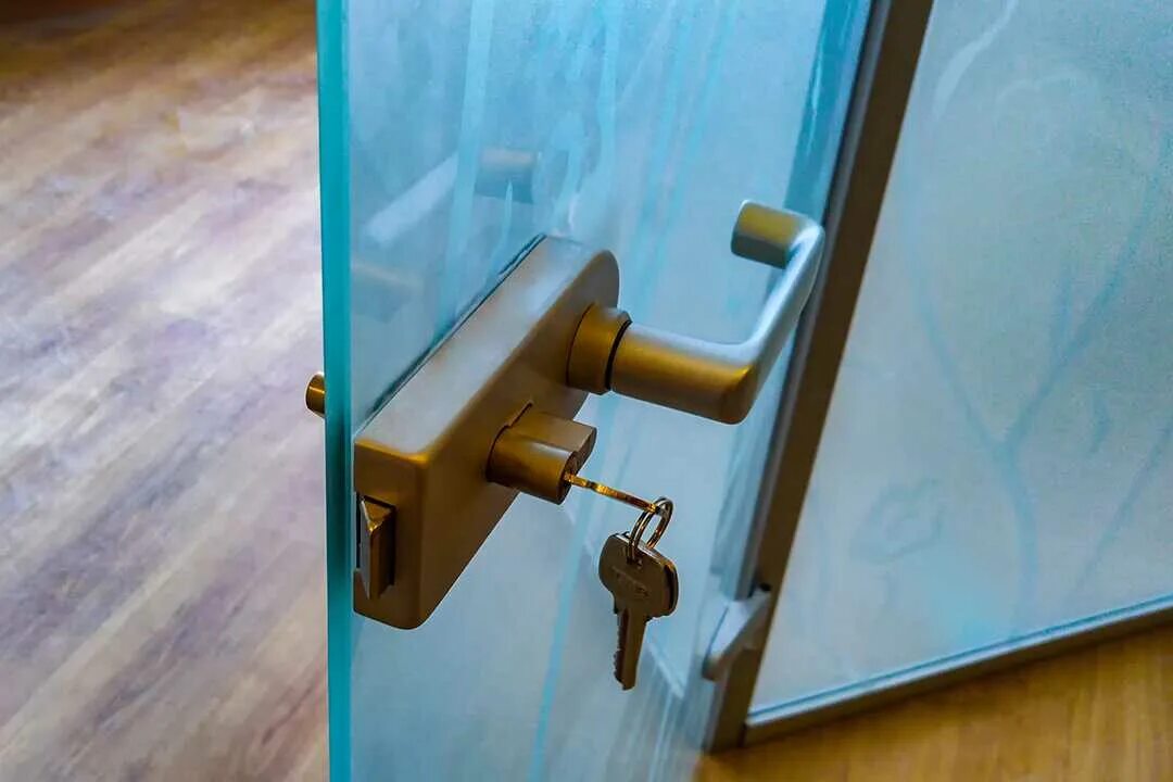 Как установить стекло в дверь