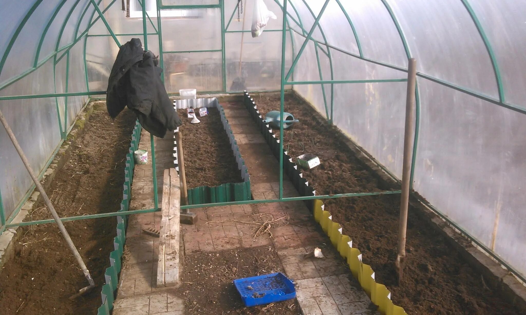 Теплица 3х4 расположение грядок. Благоустройство теплицы внутри. Интересные теплицы. Примерная площадь участка внутри теплицы. Грядки в теплице 3 на 4.