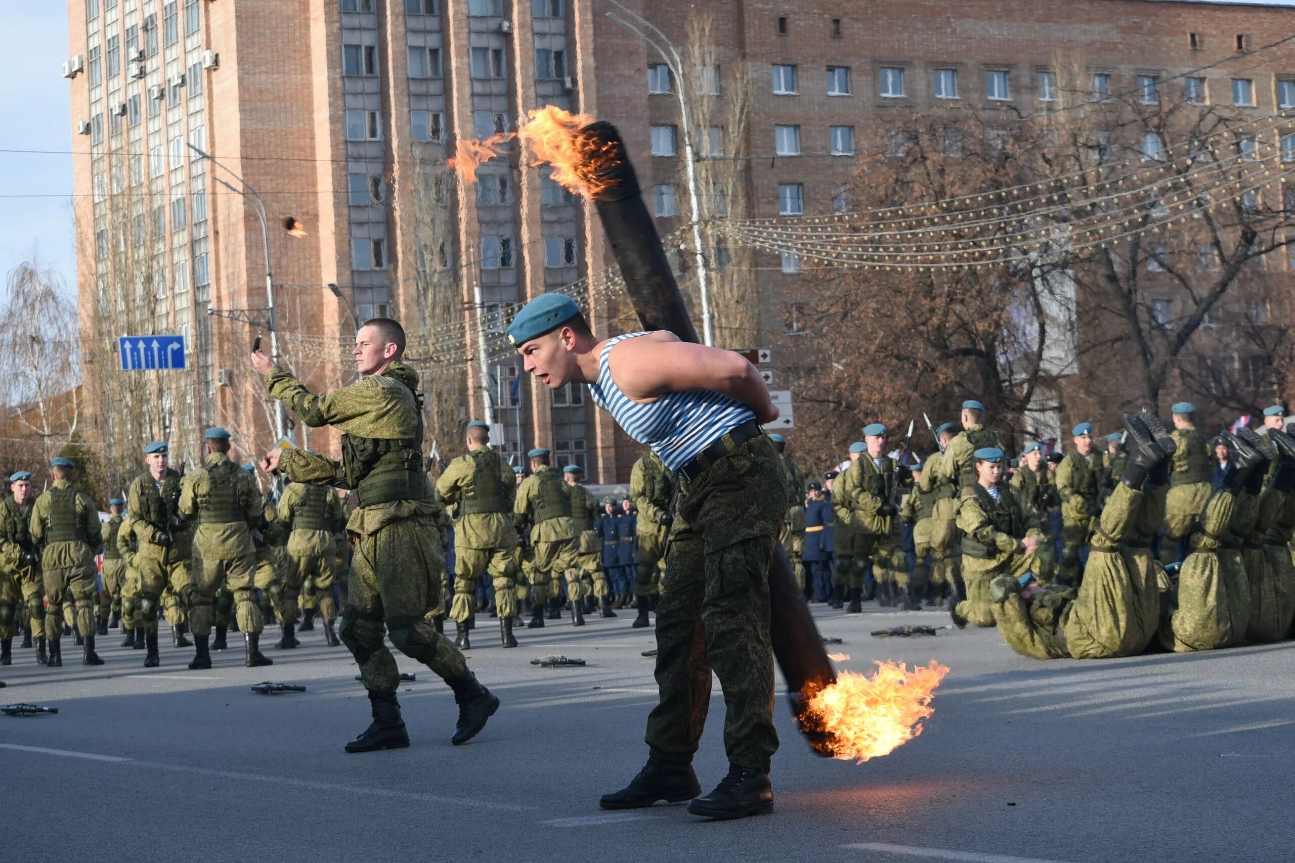 Показательные выступления сегодня. Рязань военный десант. Показательные выступления десантников. Показательные выступления ВДВ. Десант показательные выступления.