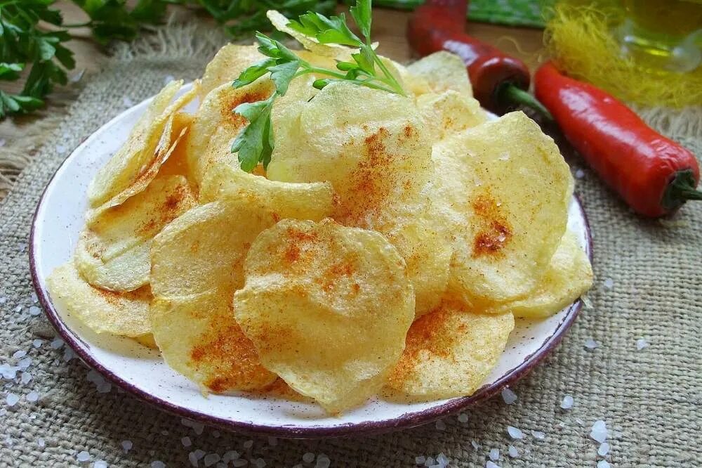 Чипсы в духовке из картошки. Полезные чипсы в домашних условиях. Чипсы из пюре. Чипсы из пюре. Картофельные чипсы.
