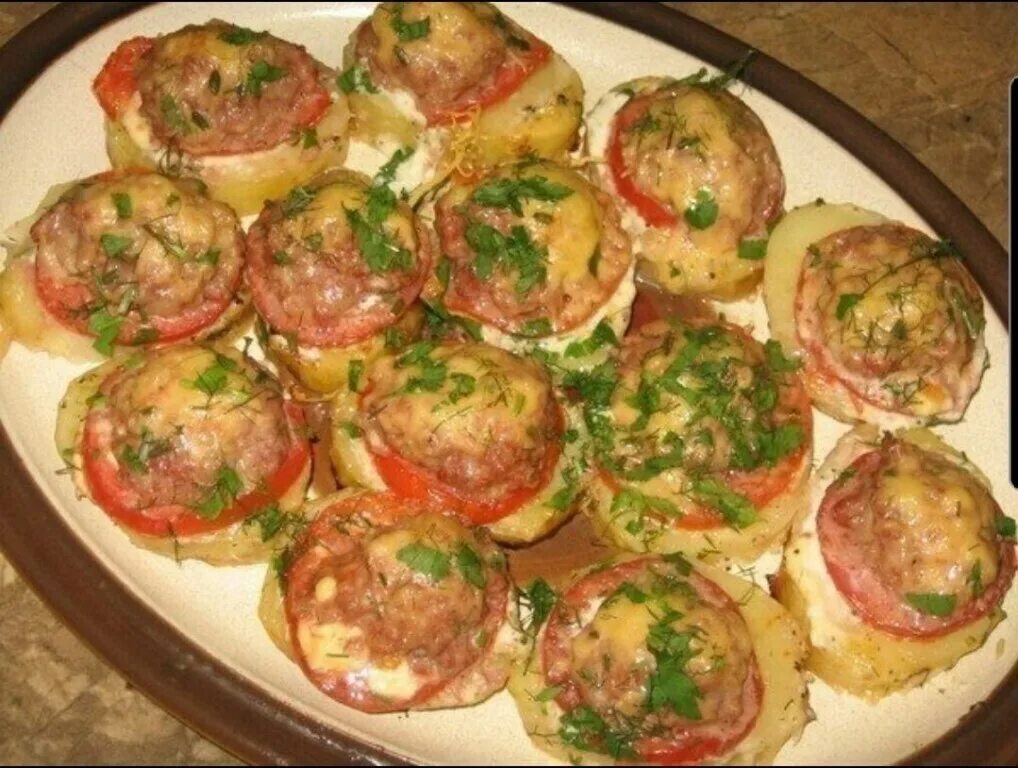 Рецепт быстро вкусно картошка и фарш. Вкусный ужин из фарша и картошки. картошка запеченная с помидорами и сыром. котлеты в духовке с картошкой и помидорами. картошка с фаршем в духовке с помидорами.