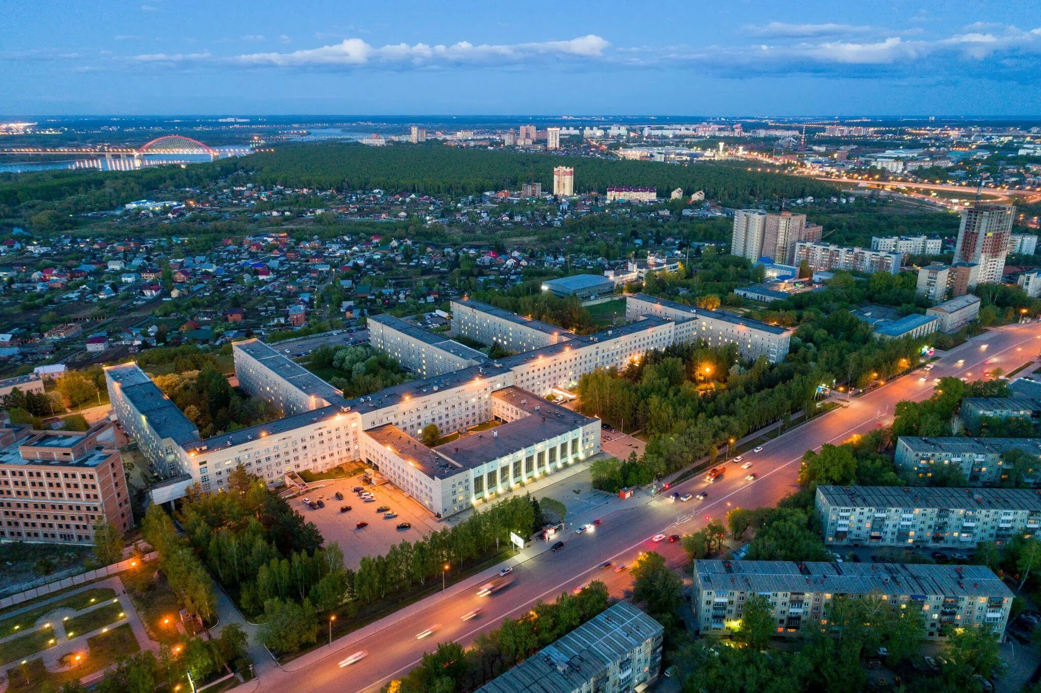 Города новосибирской области отзывы. Областная больница Новос. Государственная областная клиническая больница Новосибирск. ГНОКБ Новосибирск Фотогалерея. Новосибирская областная больница вид сверху.