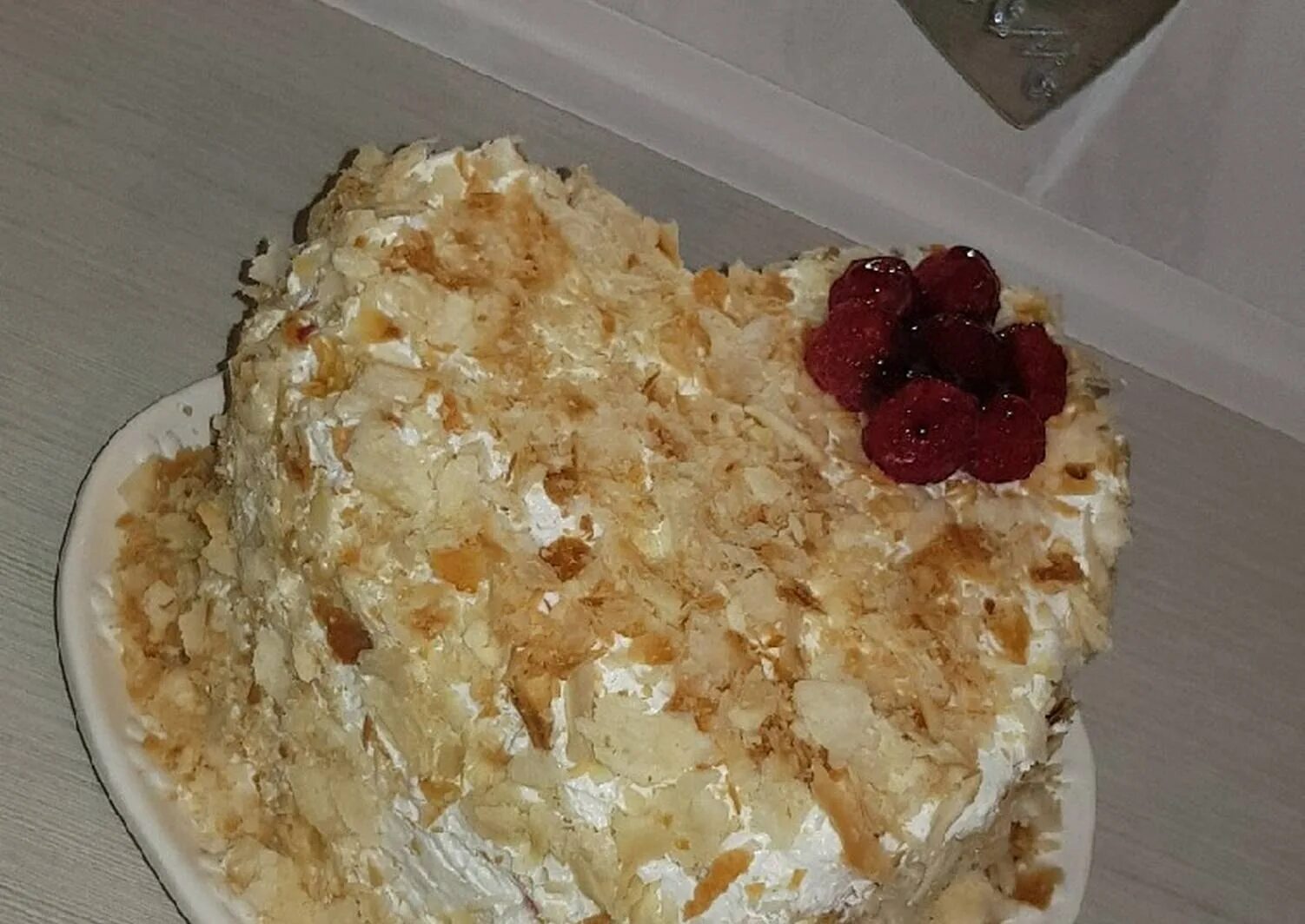 Nopaleon bonapart. Наполеон на скорую руку из слоеного. Наполеон сердце. Украсить торт наполеон. Медовый торт украшение на день рождения.